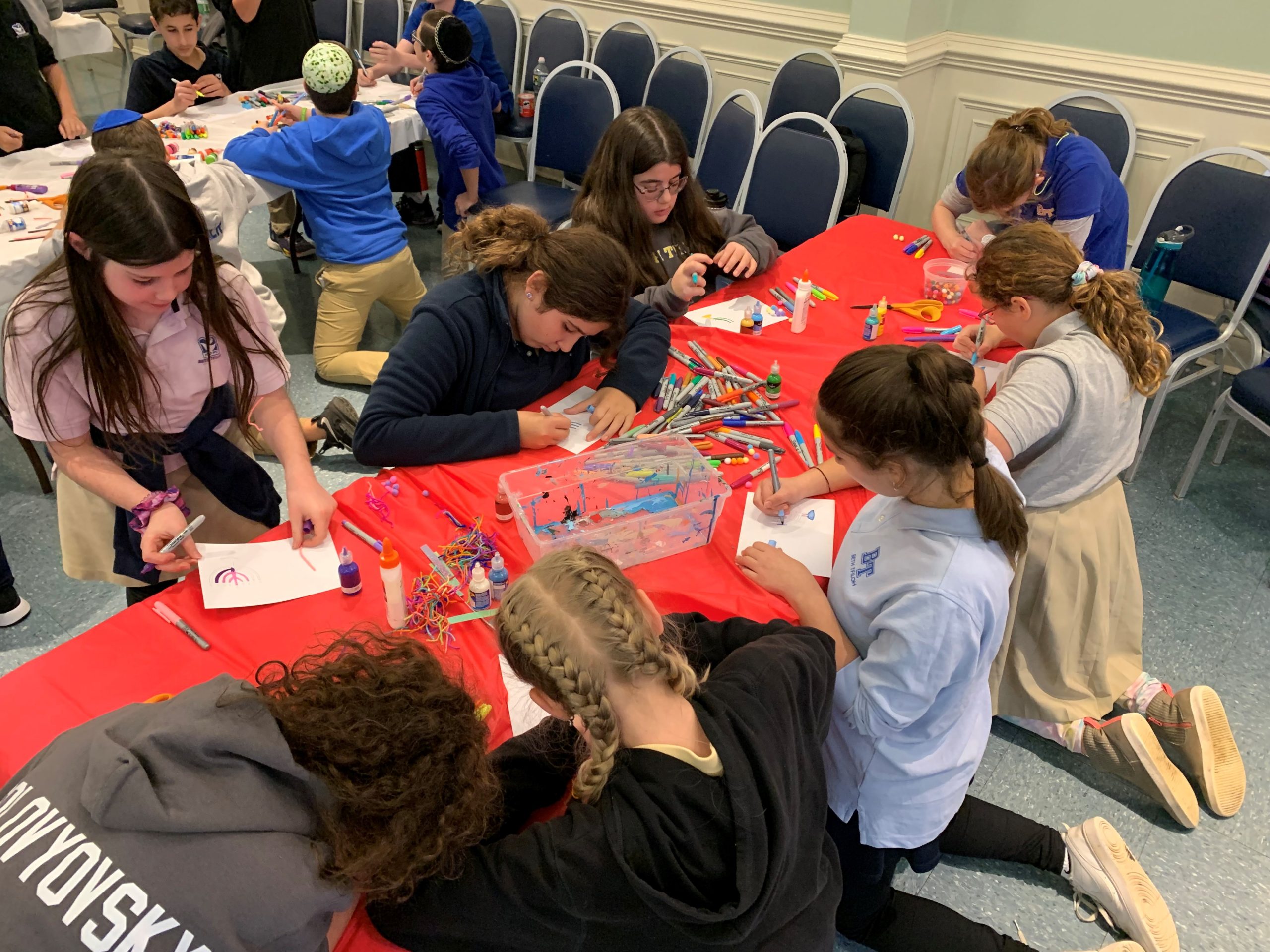 Children coloring at a table ילדים צובעים ליד שולחן