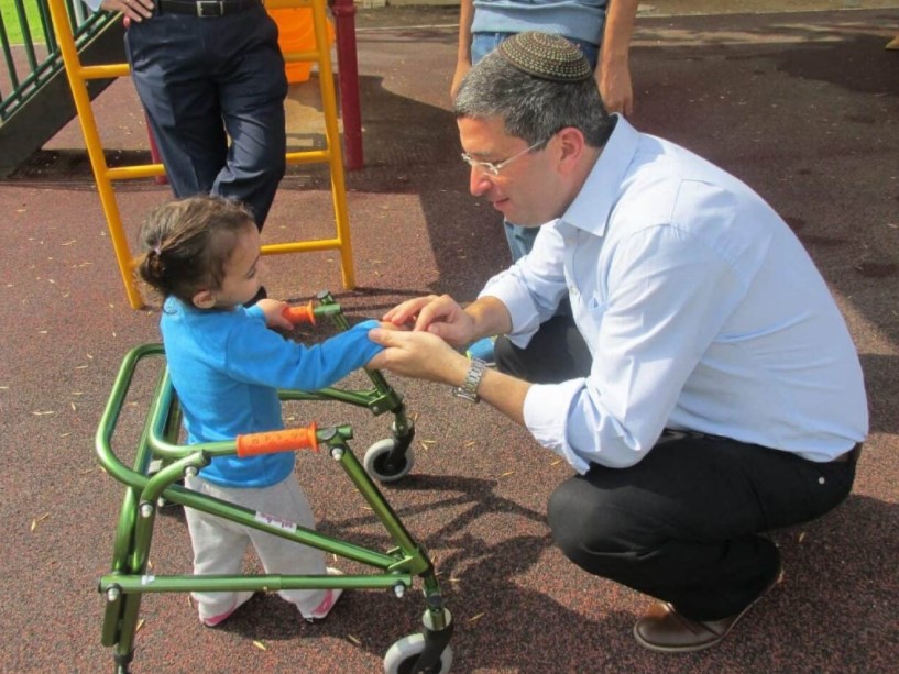 אבי וורצמן עם ילד עם הליוכן Avi Wortzman with child in a walker