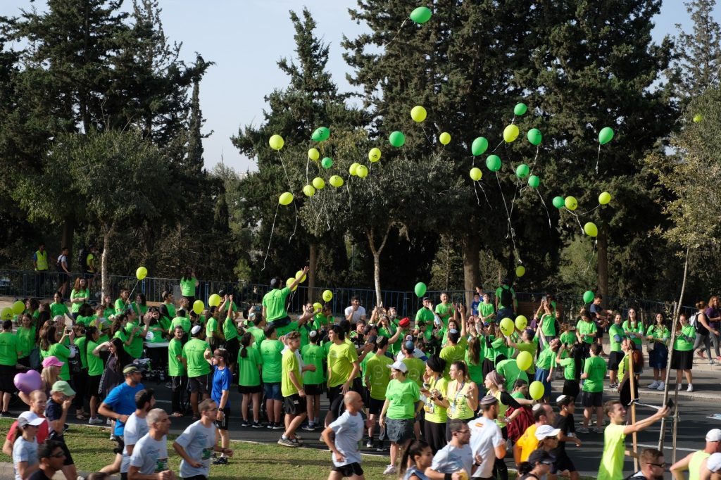קבוצה משחררת בלונים באוויר Group releasing balloons