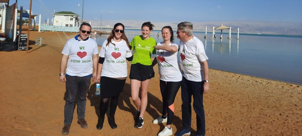Marathon runner and friends near the Dead Sea משתתפת במרטון עם חברים לי ים המלח