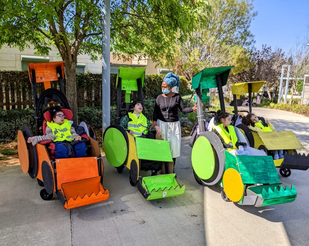 כסאות גלגלים מעוצבים לטרקטורים Wheelchairs decorated as tractors