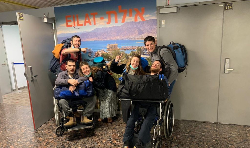 קבוצה בשדה התופעה באילת Group at Eilat airport