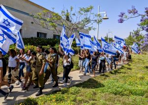 צועדים עם דגלי ישראל Marching with Israeli flags
