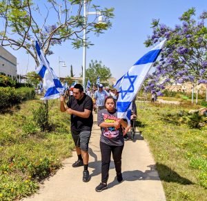 צועדים עם דגלי ישראל Marching with Israeli flags
