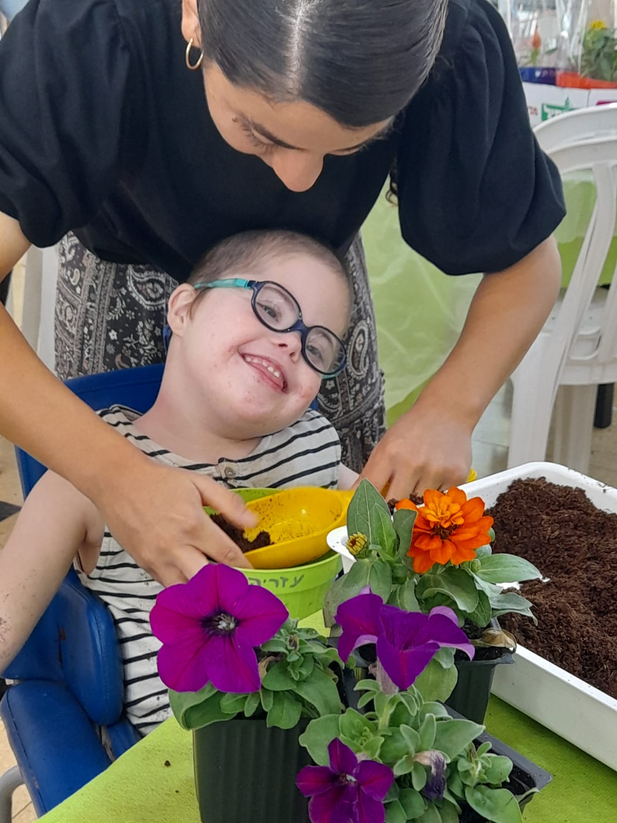 ילדה עם מגבלויות בפעילות עם צמחים Girl with disabilities in gardening activity