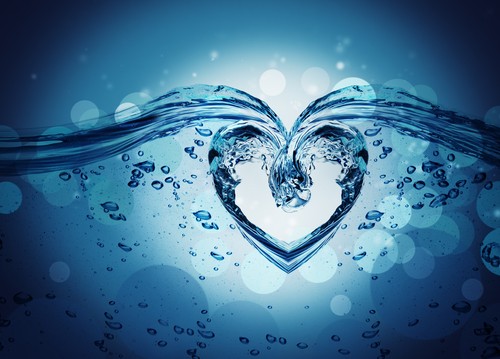 Heart designed from water לב מעוצב ממים