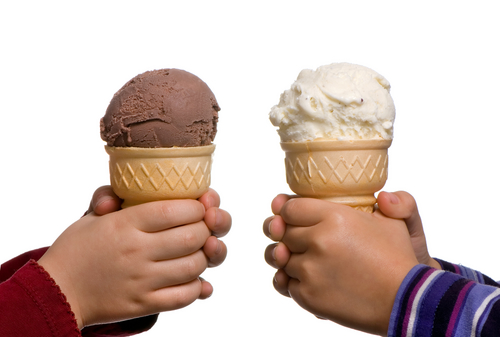 ידיים של 2 ילדים מחזיקים גביעים עם גלידה Hands of 2 children holding ice cream cones