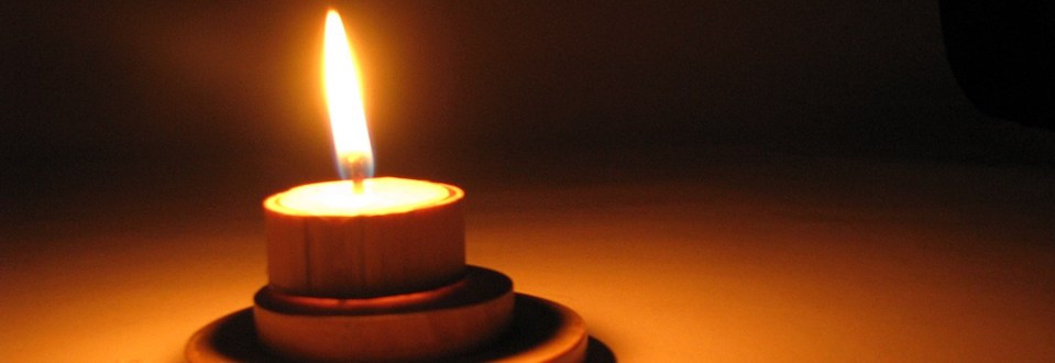 Burning candle נר דולק