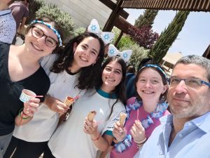 תמונת סלפי של אנשים עם גלידה Selfie of people with ice cream