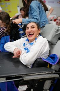 בחורה בכסא גלגלים צוחקת Young woman in wheelchair laughing