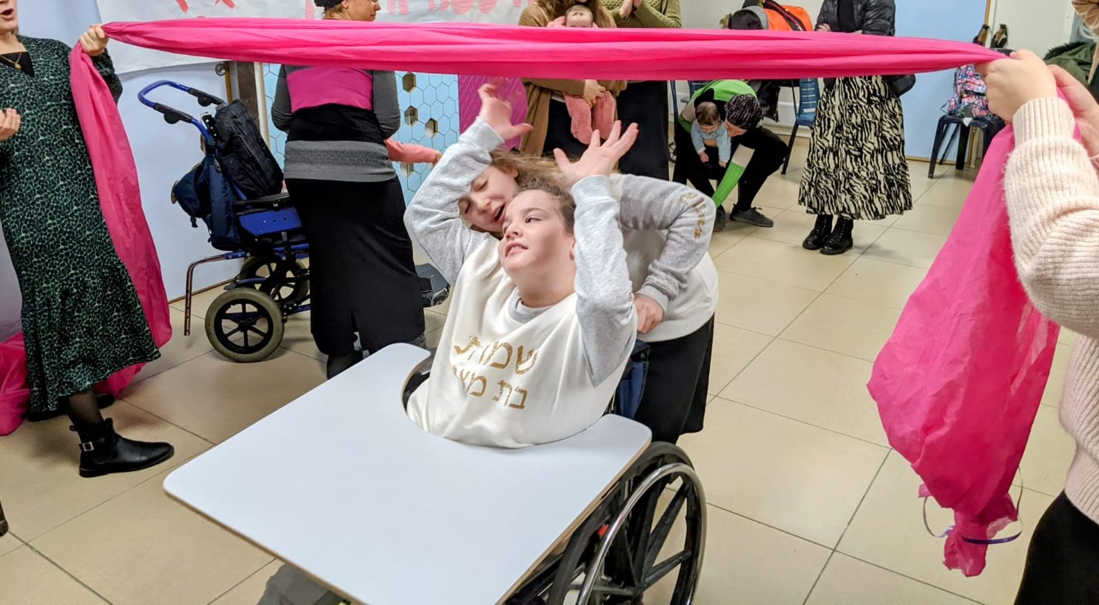 רוקדים עם ילדה בכסא גלגלים Dancing with a girl in a wheelchair