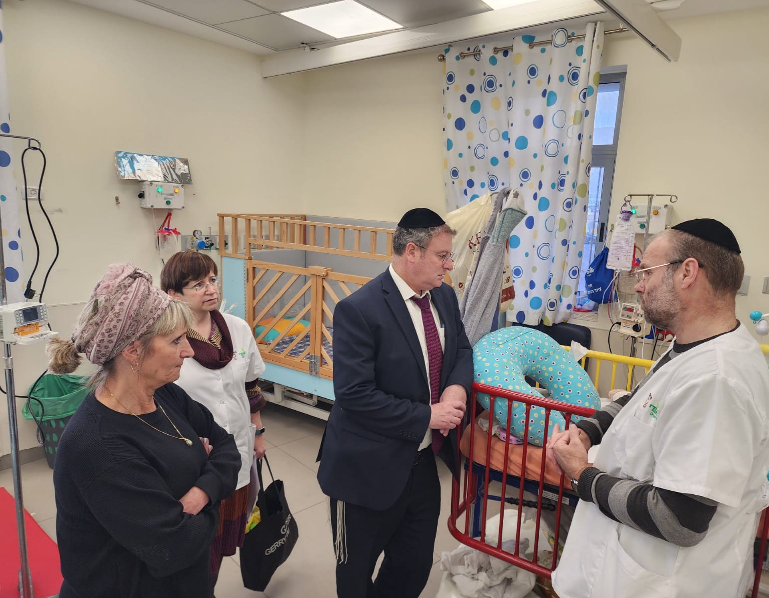 Rabbi Benny Fischer at ADI respiratory ward הרב בני פישר במחלקת מונשים בעדי