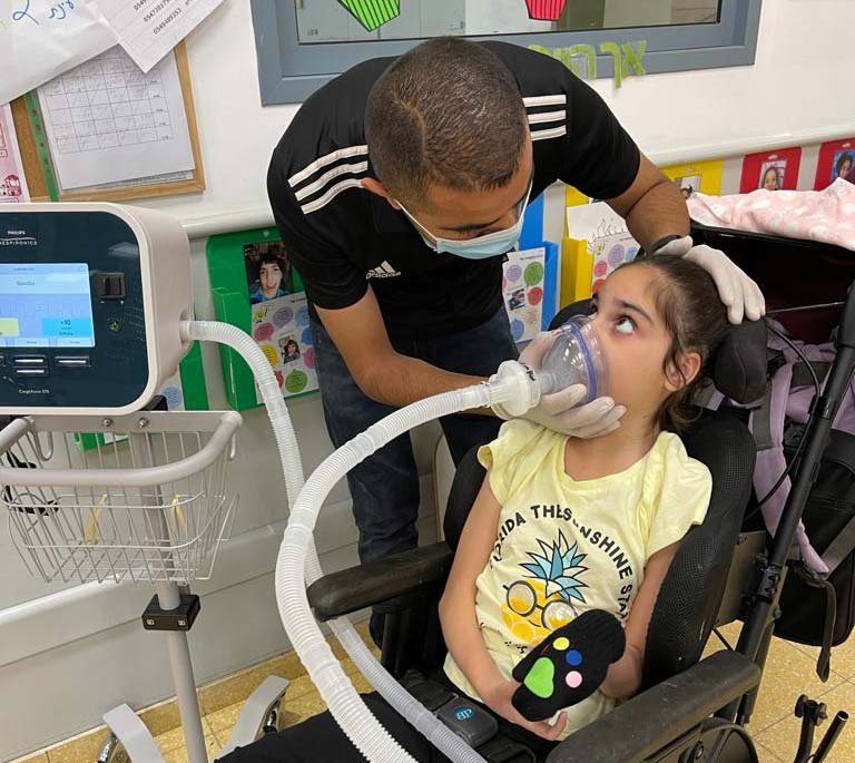 Girl receiving respiratory therapy. ילדה מקבלת טיפול נשימתי
