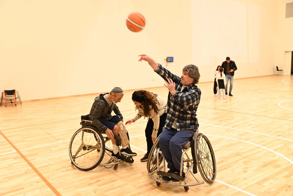 Playing wheelchair basketball. משחקים כדור סל ישובים בכסאות גלגלים