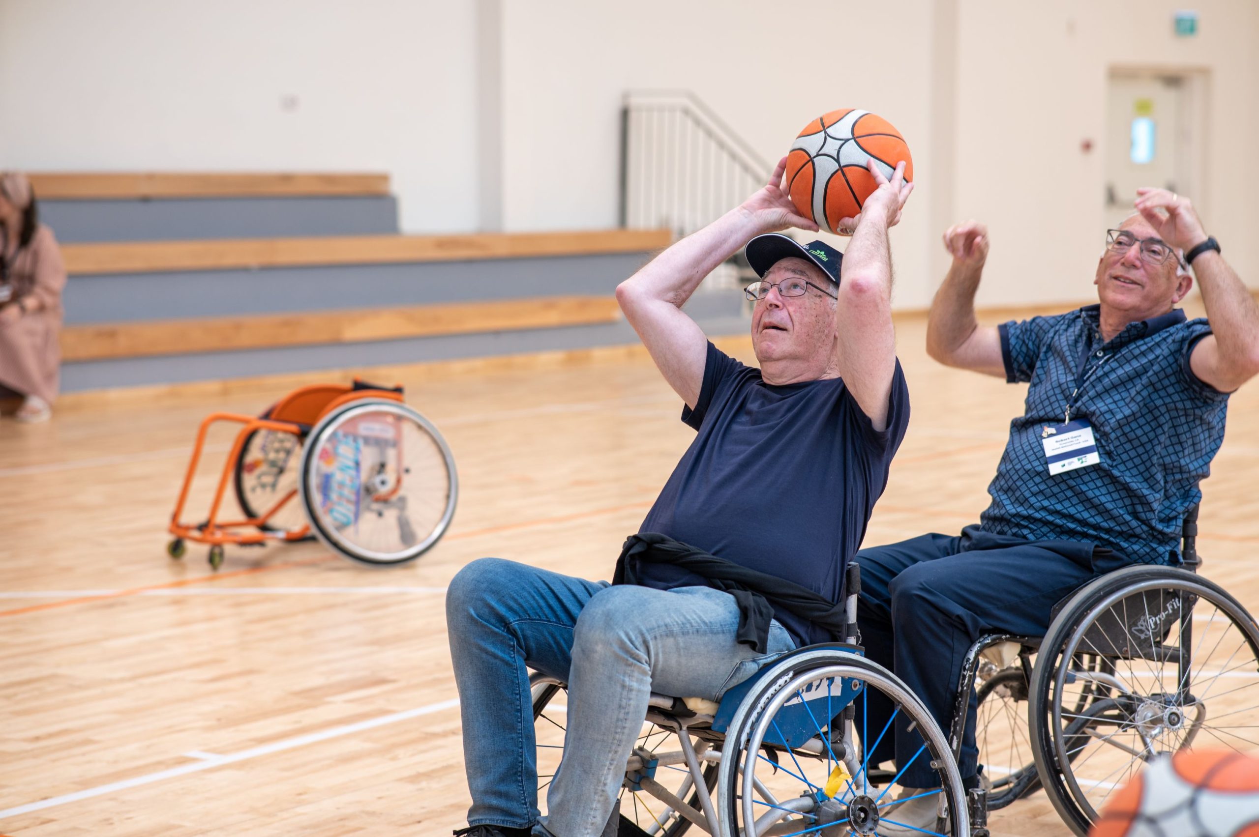 משחקים כדורסל בכסאות גלגלים Playing wheelchair basketball