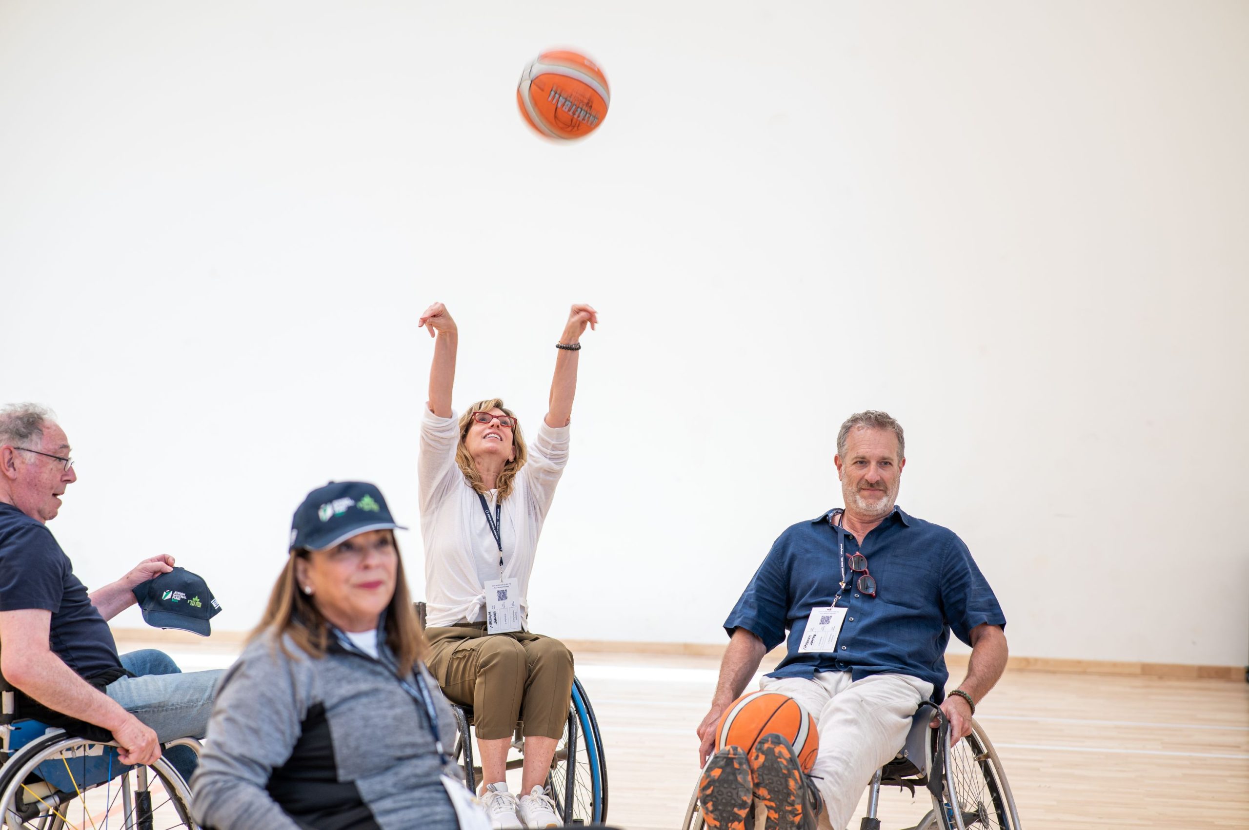 משחקים כדורסל בכסאות גלגלים Playing wheelchair basketball