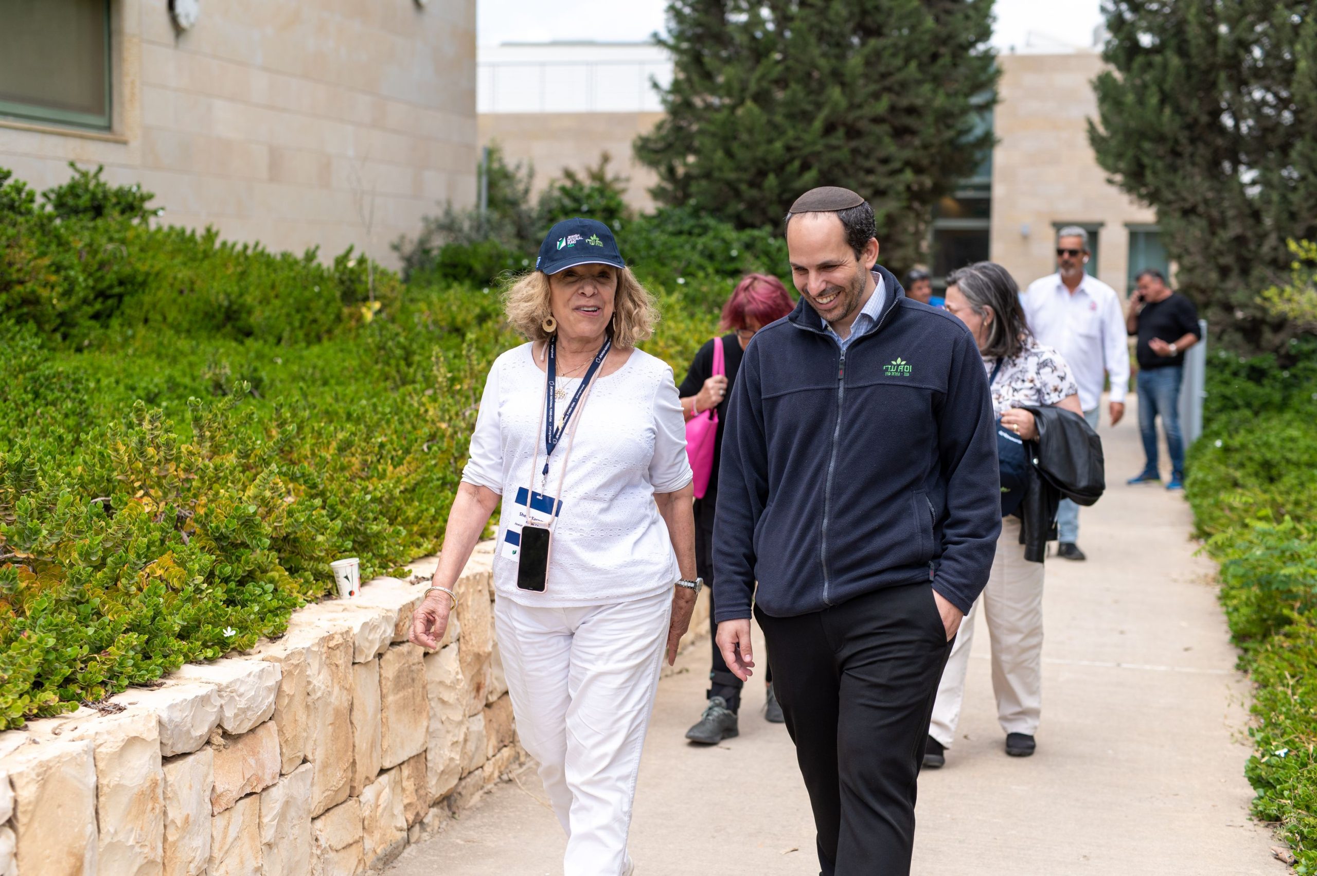 Dr. Shilo Kramer walking with a guest ד"ר שילו קרמר הולך עם אורחת