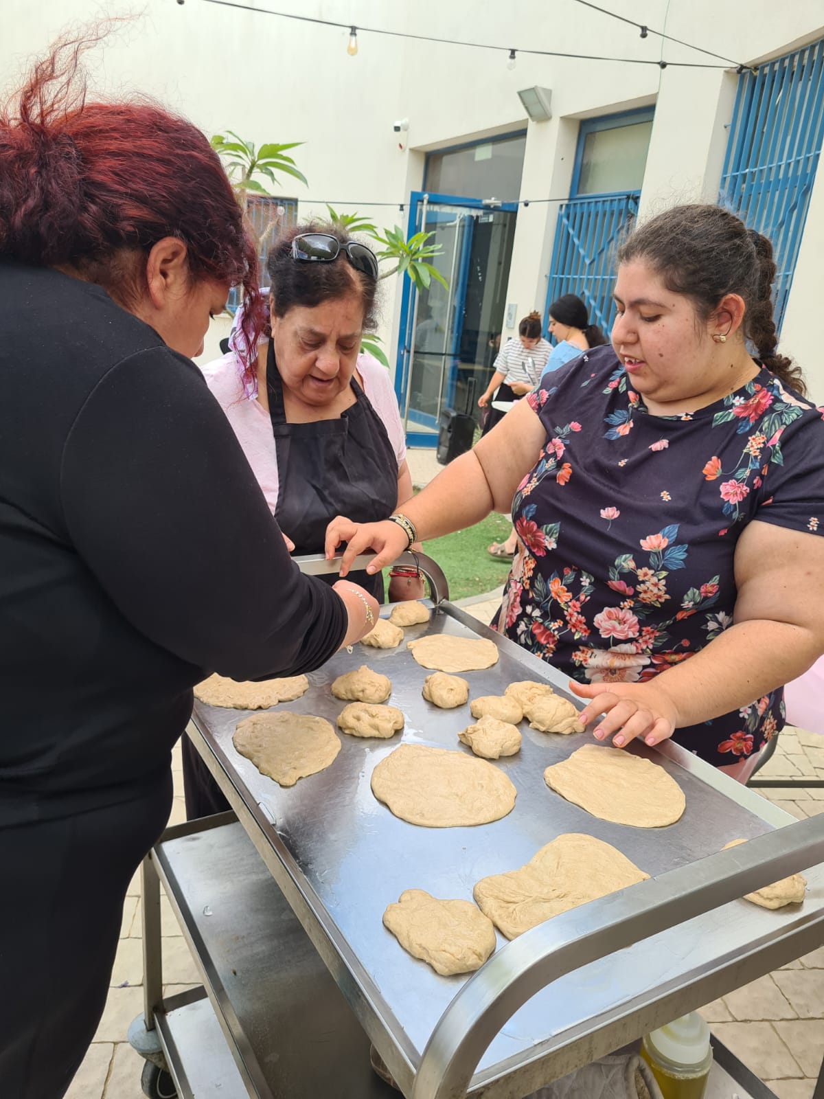 Girls making pita bread בנות מכינות פיתה