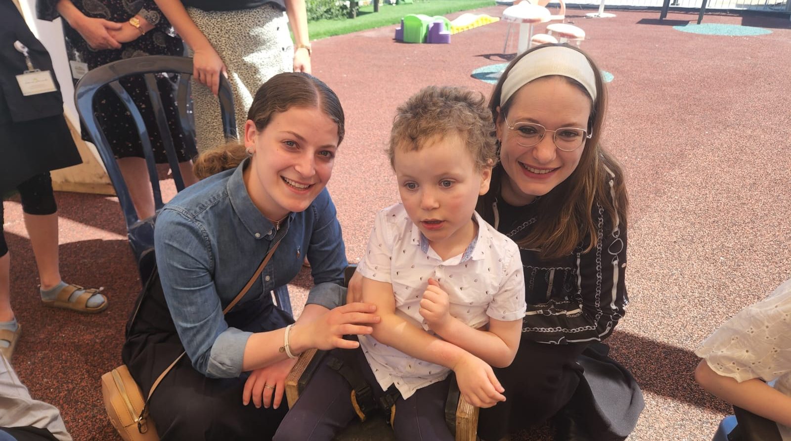 סיון רהב-מאיר, ילד ומתנדבת Sivan Rahav-Meir with a child and volunteer