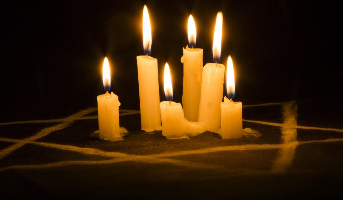 נרות דלוקים יושבים על מגן דוד Lit candles sitting on a Jewish star