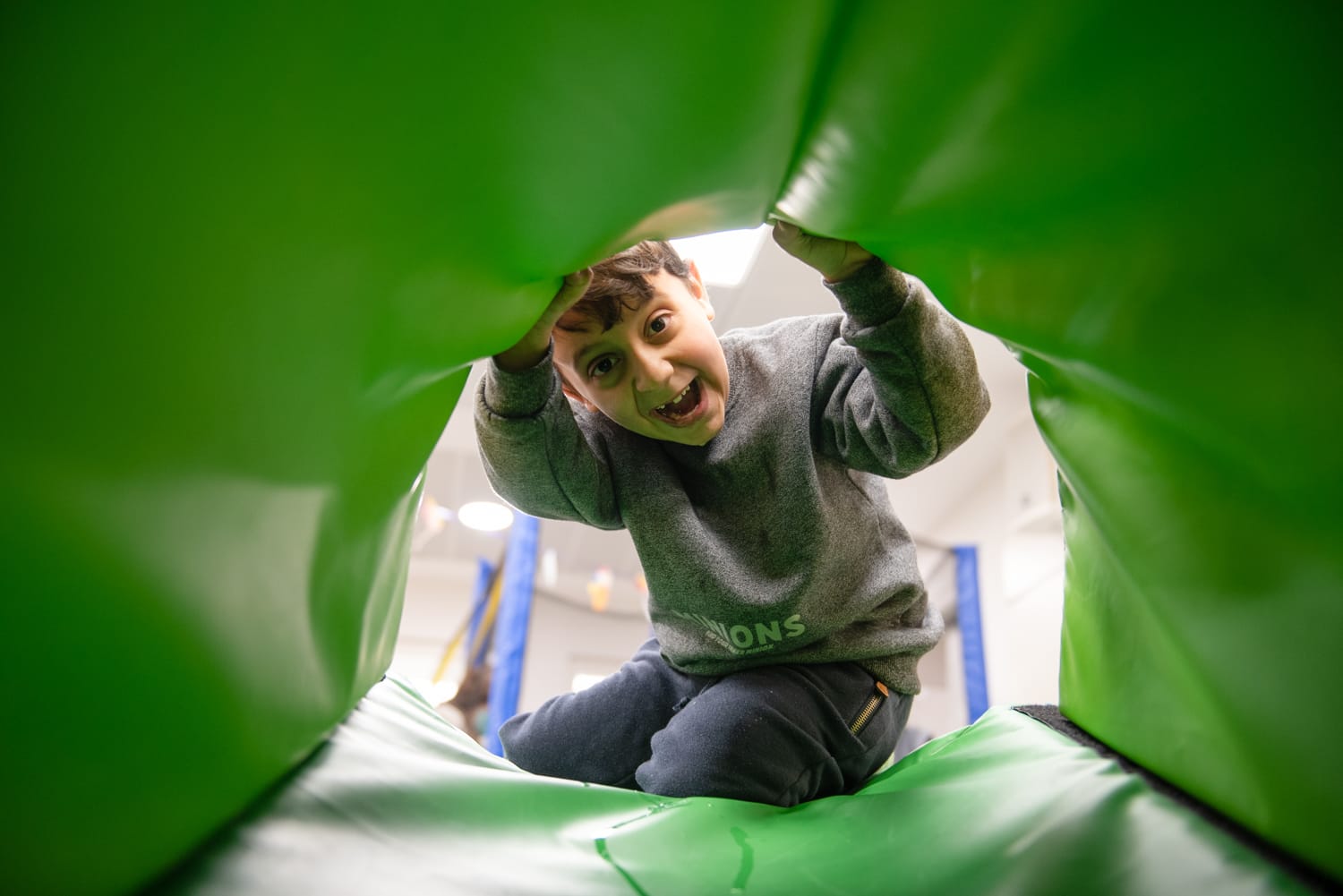 ילד מתסכל בתוך מנהרה משחק Boy looking through play tunnel