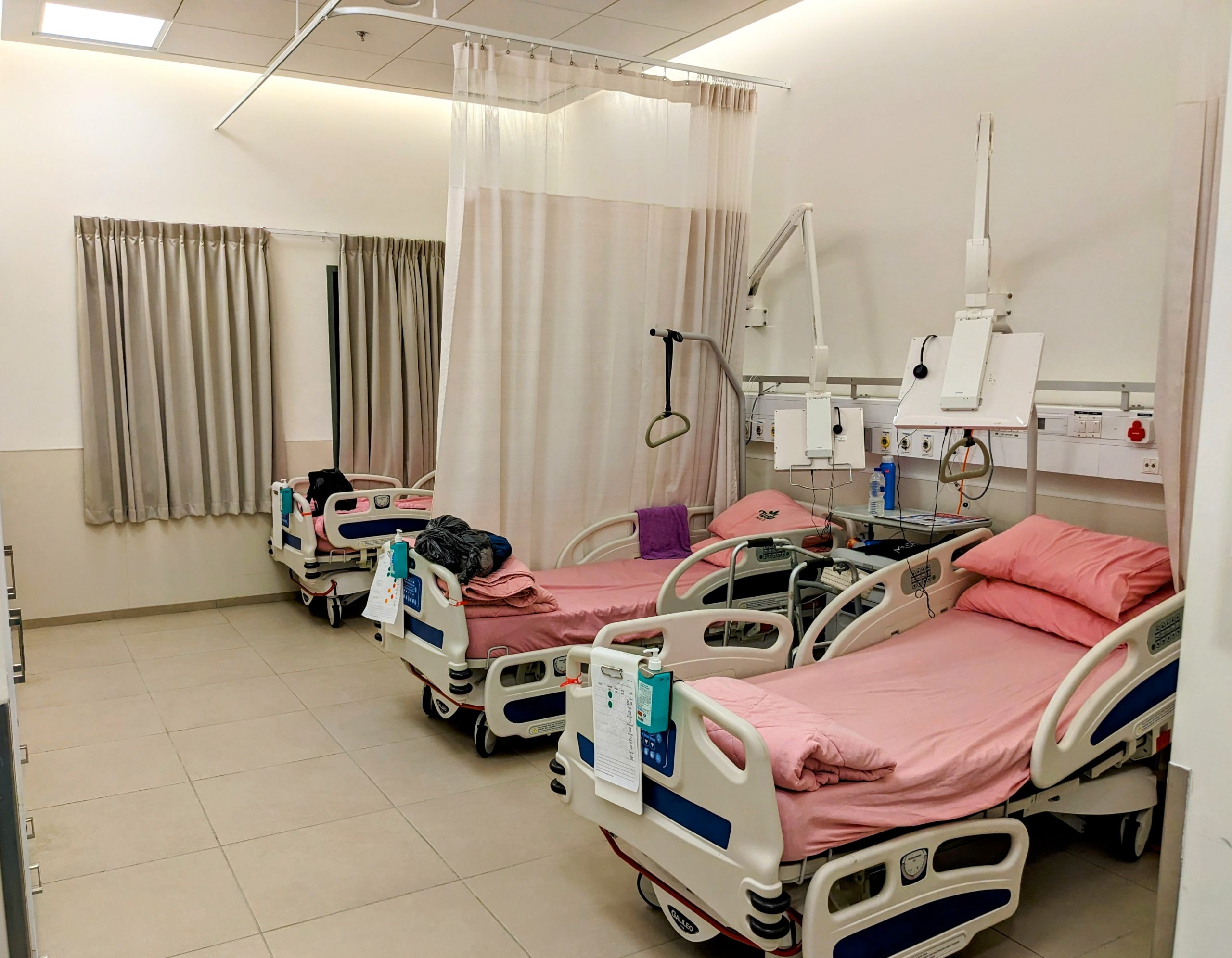 Beds in rehabilitation hospital מיטות בבית חולים לשיקום