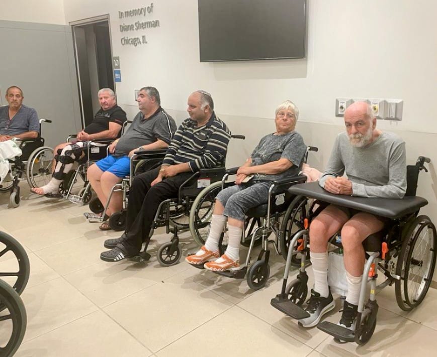 מטופלי שיקום מבוגרים בכסאות גלגלים באזור מוגן Older rehabilitation patients in protected area