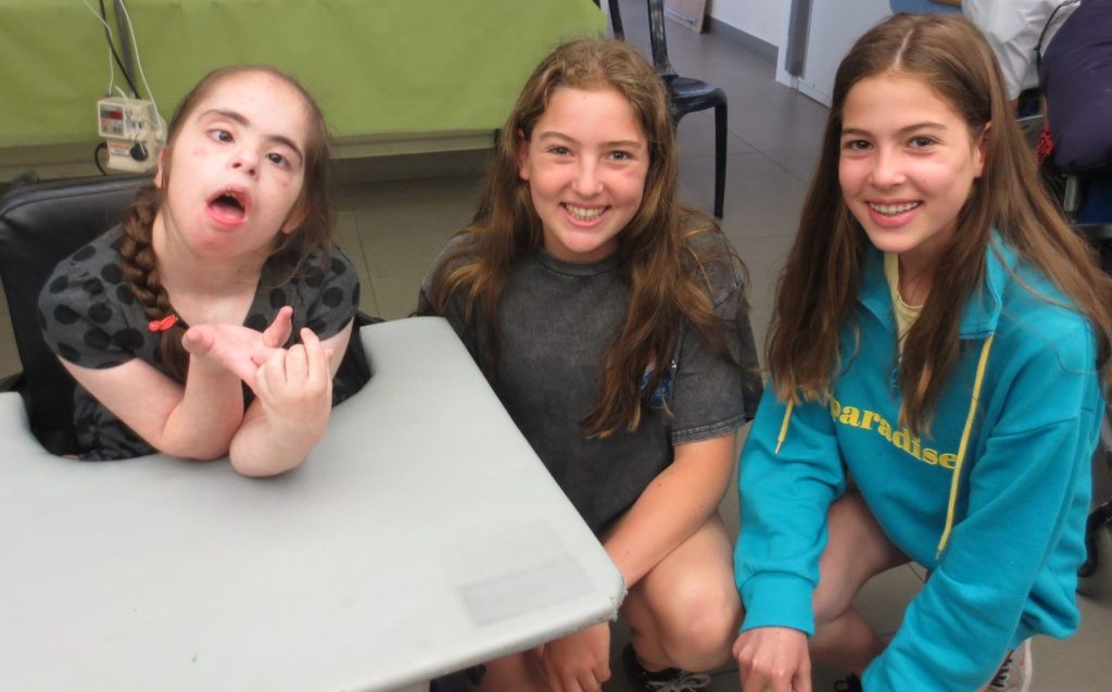 שלוש בנות, אחד מהם עם מגבלויות three girls, one with disabilities