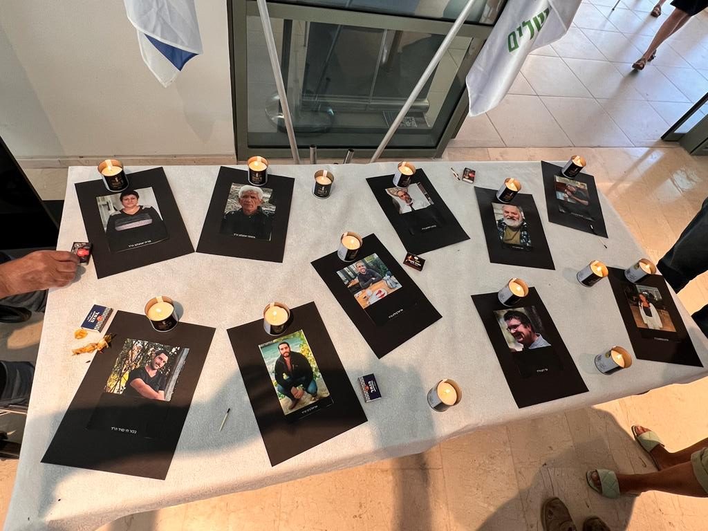 תמונה של הנרצחים עם נרות זכרון Pictures of murdered victims and yahrzeit candles