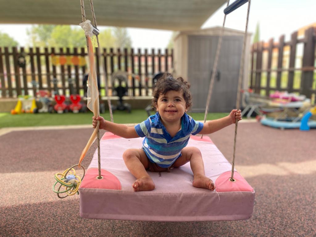 ילד עם מגבלויות במזרון נדנדה Child with disabilities on a mattress swing